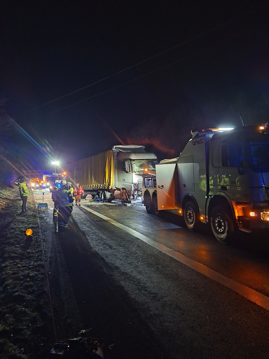 POL-OF: Folgenreicher Unfall zwischen zwei Sattelzügen - eine Person verletzt