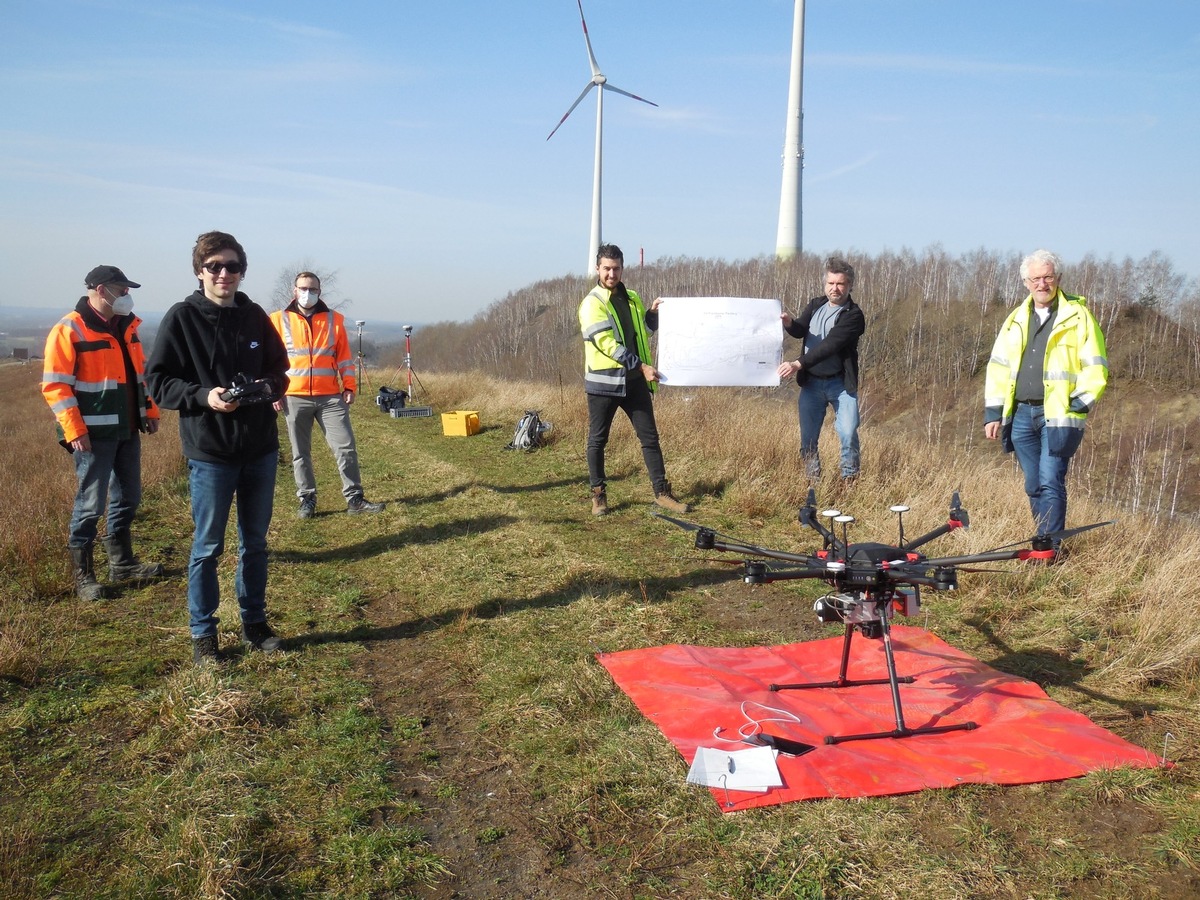 Von oben auf den Piesberg geschaut - Universität Osnabrück befliegt Zentraldeponie zur Erkundung von Setzungen