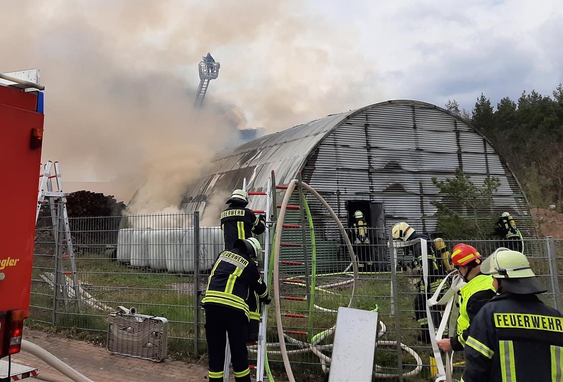 POL-PDPS: Brand einer Lagerhalle