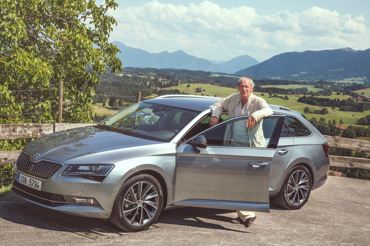 Charakterdarsteller trifft Raumriesen: August Zirner testet neuen SKODA Superb Combi (FOTO)