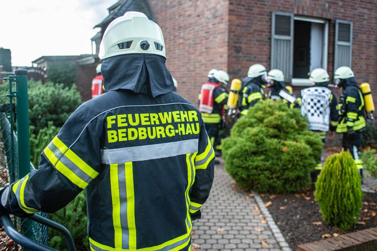 FW-KLE: Kellerbrand durch Verpuffung: Hausbewohner wird verletzt