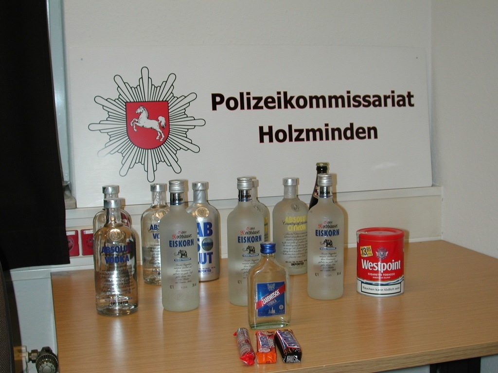 POL-HOL: Unbelehrbare Ladendiebe: Wodka-Klau in großem Stil - 32jährige Zwillinge als Täter ermittelt / Wodka sichergestellt -