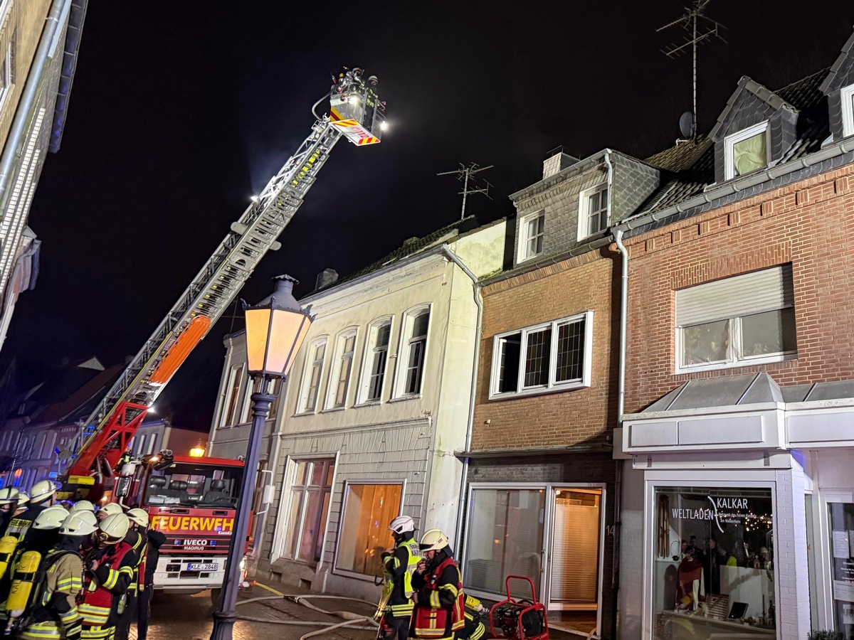 Feuerwehr Kalkar: Dachstuhlbrand in Kalkar: Drei Personen verletzt