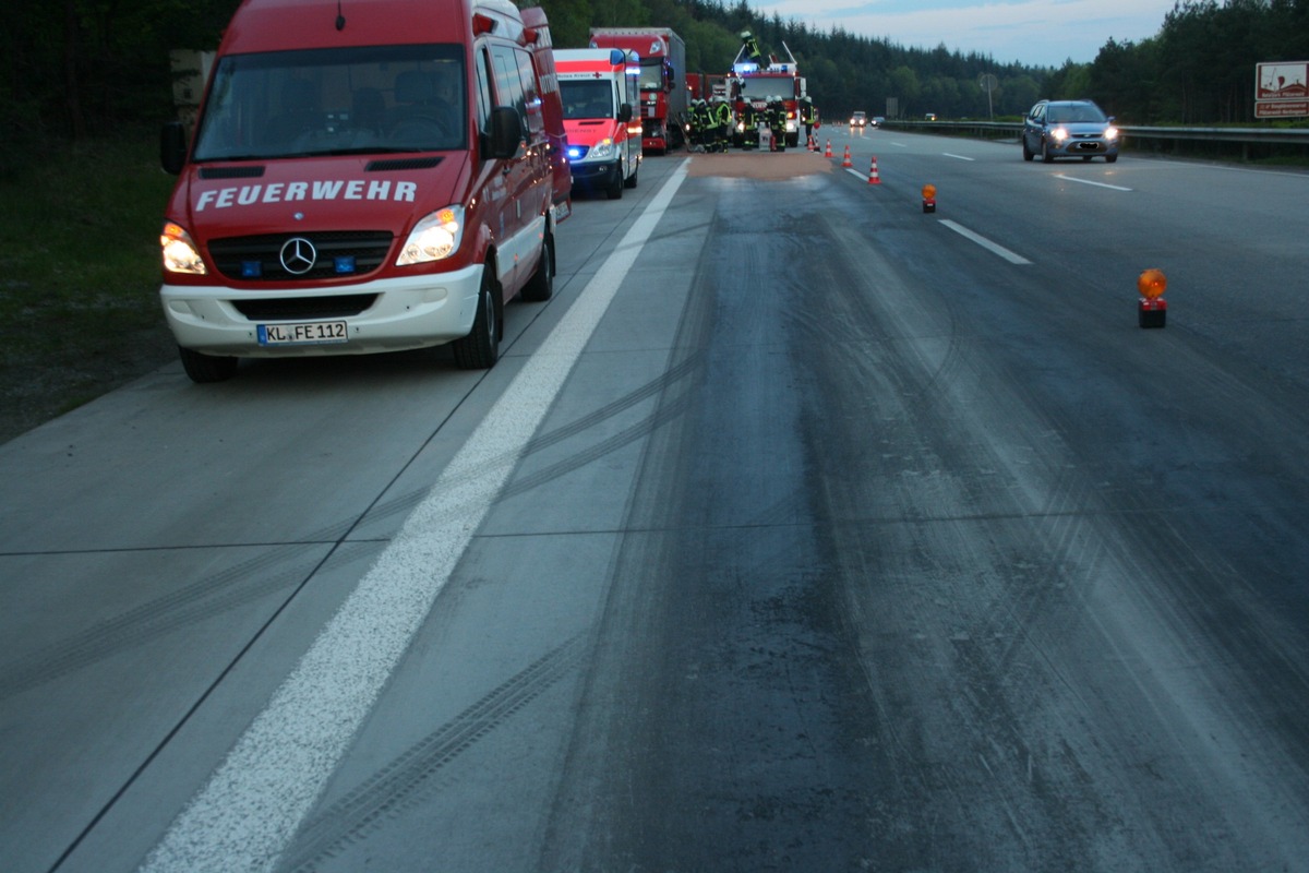 POL-PDKL: LKW fährt in Schutzplanke