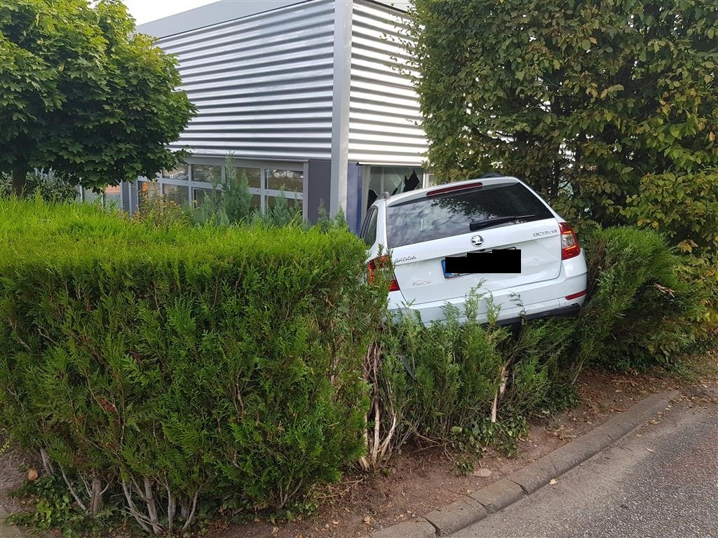 POL-PDPS: Auto wird bei Unfall in ein Firmengebäude geschoben