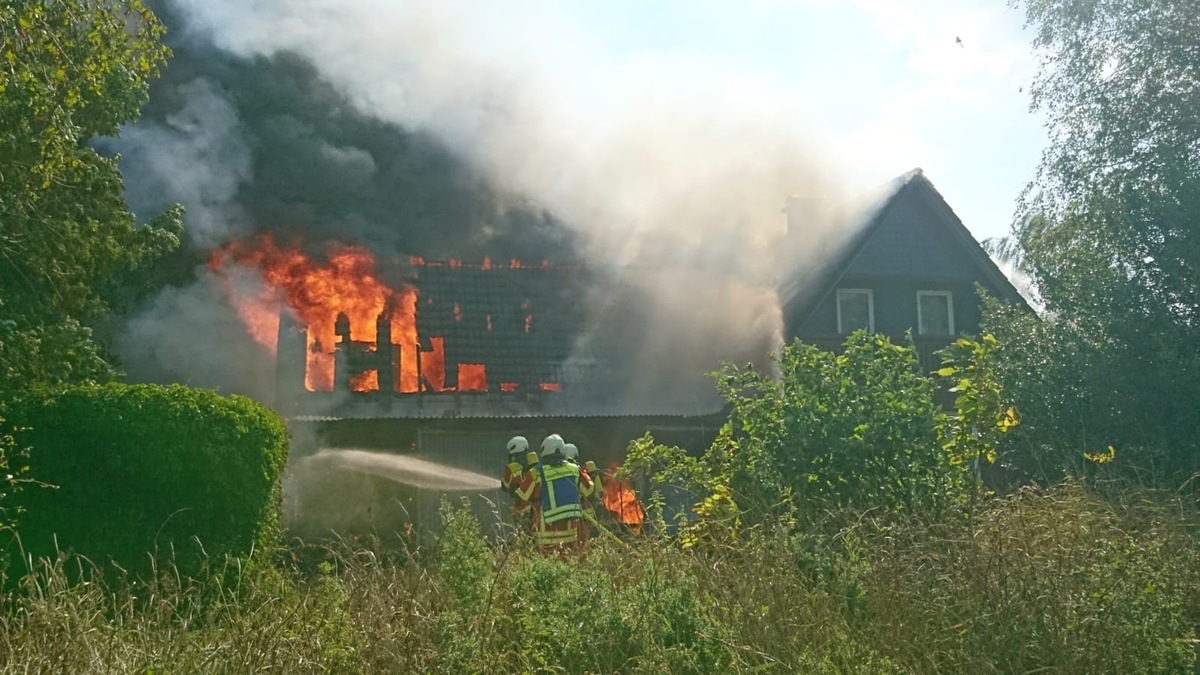 POL-FL: Garagenbrand verursacht hohen Sachschaden, eine leichtverletzte Person