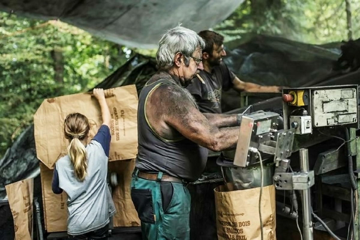 Die letzten Köhler im Emmental: 3sat zeigt den Schweizer Dokumentarfilm &quot;Köhlernächte&quot;