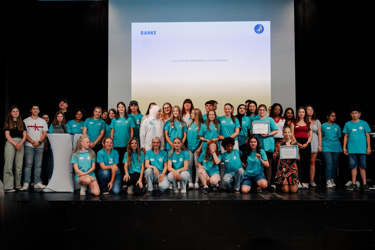 Futurepreneur zündet Gründergeist und Tatkraft bei Schüler:innen: / Senatorin Leonhard ehrt erstmals Hamburgs beste ZUKUNFTSUNTERNEHMER