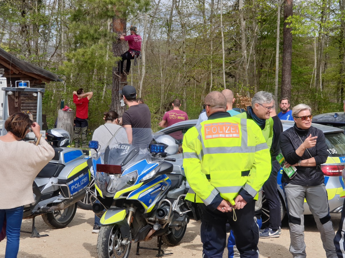 POL-KN: Für mehr Sicherheit und weniger Lärm - Motorrad-Aktionstag, Polizei und Kooperationspartner informieren Motorradfahrerinnen und Motorradfahrer auf dem &quot;Knopfmacher&quot; bei Fridingen an der Donau