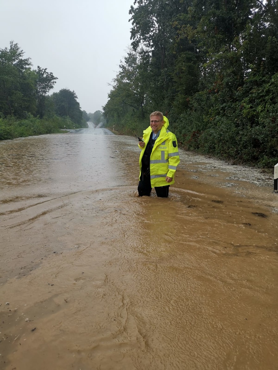 POL-NE: Polizisten halfen bei Unwetter-Einsätzen