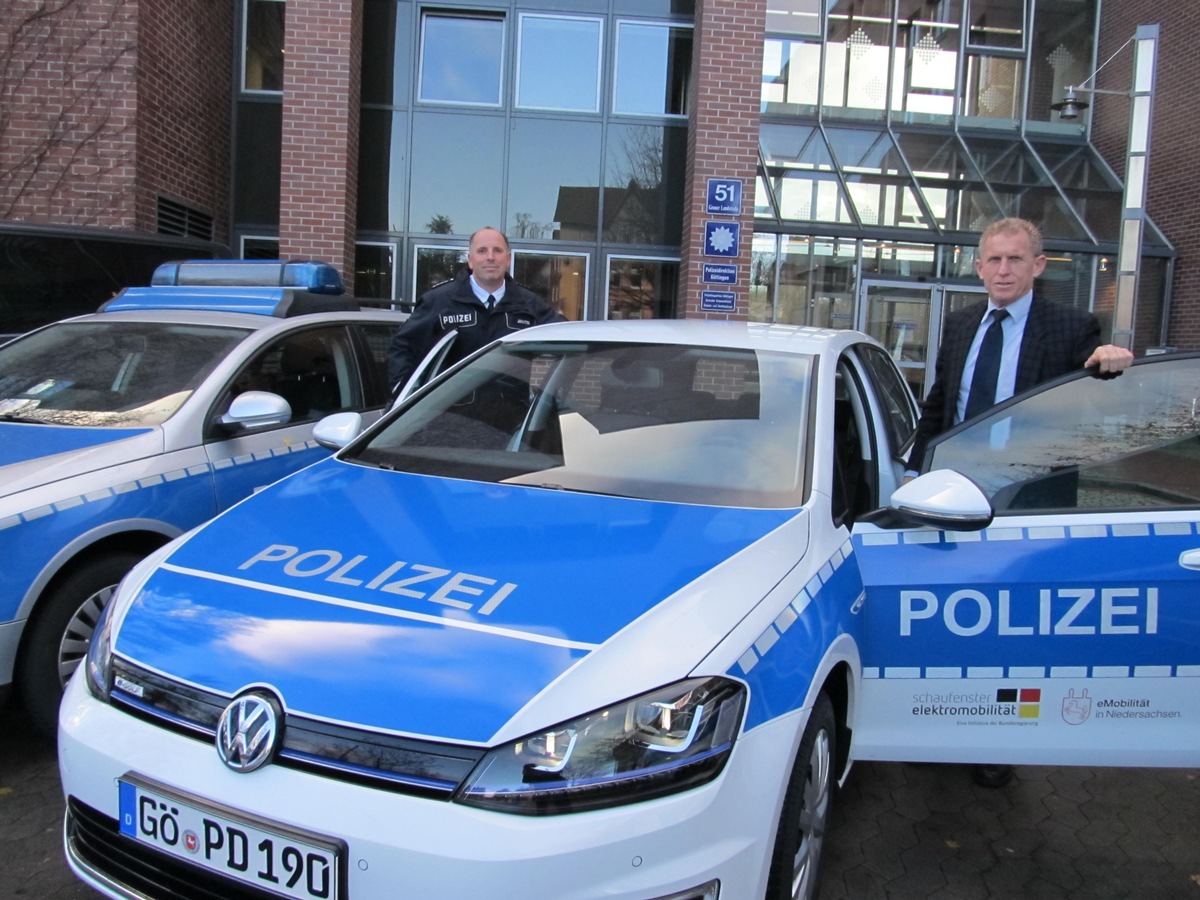 POL-GOE: Elektromobilität hält weiter Einzug in die Polizei Niedersachsen - Polizeipräsident Robert Kruse testete heute (24.11.2014)einen neuen e-Golf