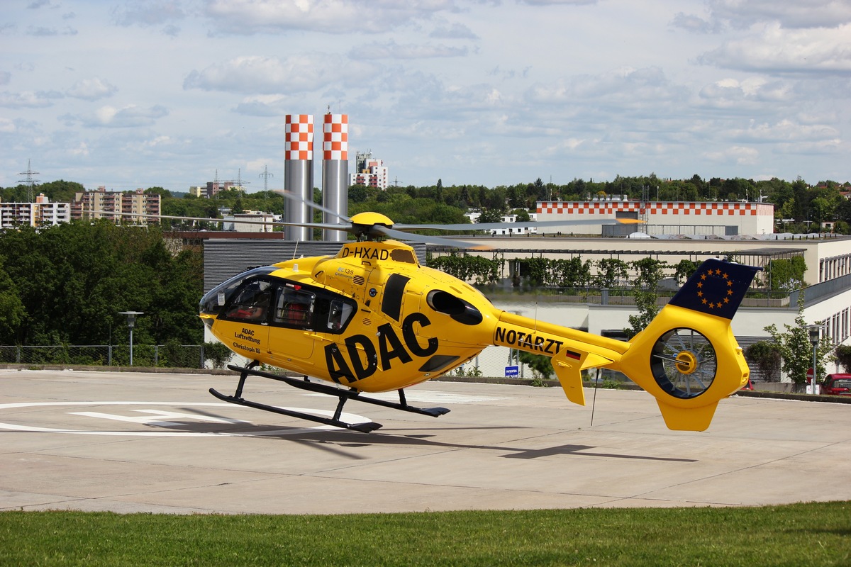 ADAC Luftrettung bleibt in Ochsenfurt / Vergabeverfahren des ZRF Würzburg abgeschlossen / Vertrag für Luftrettung mit &quot;Christoph 18&quot; um fünf Jahre verlängert / Jährlich rund 2000 Einsätze