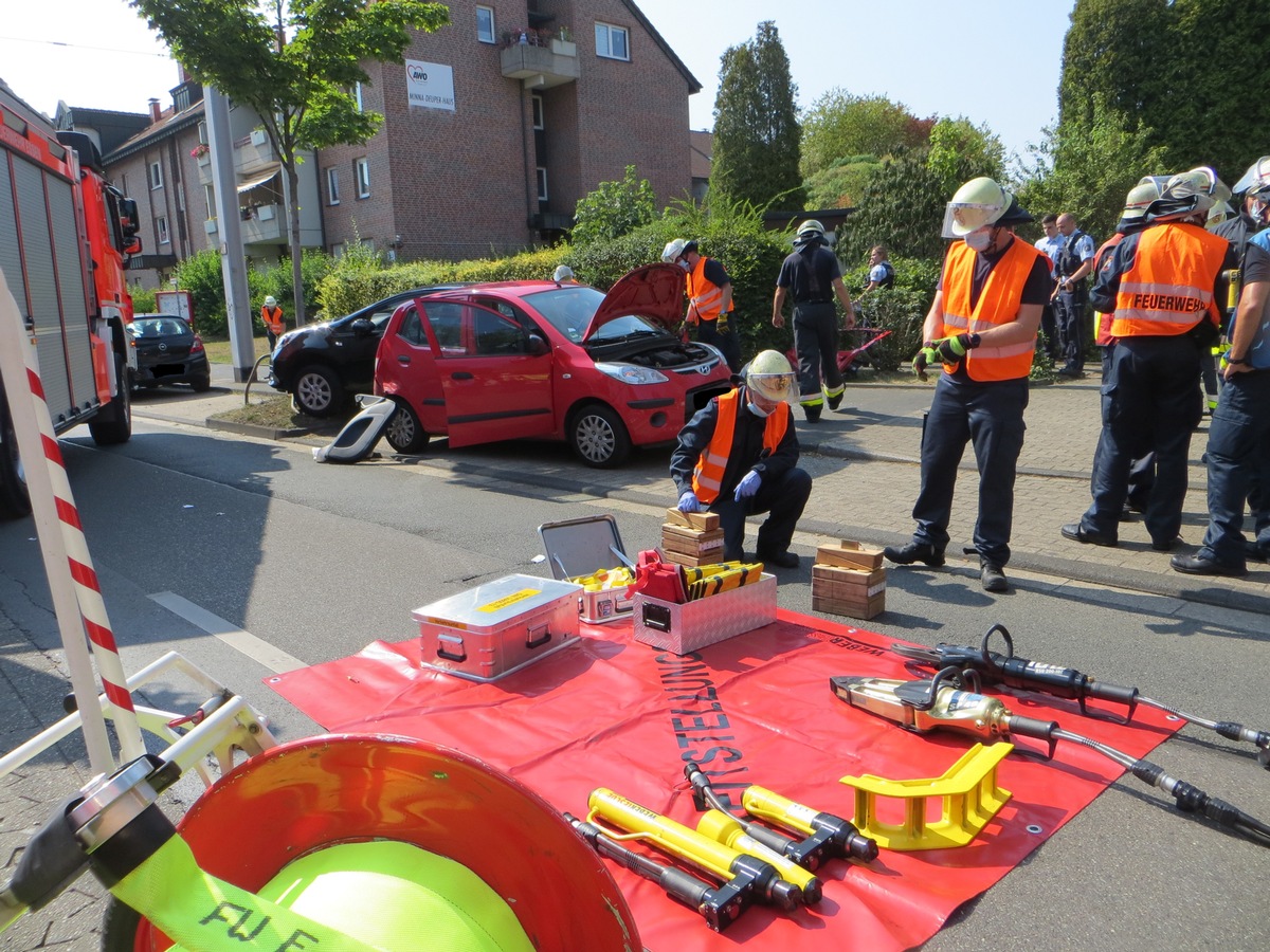 FW-E: Eine verletzte Person nach Verkehrsunfall