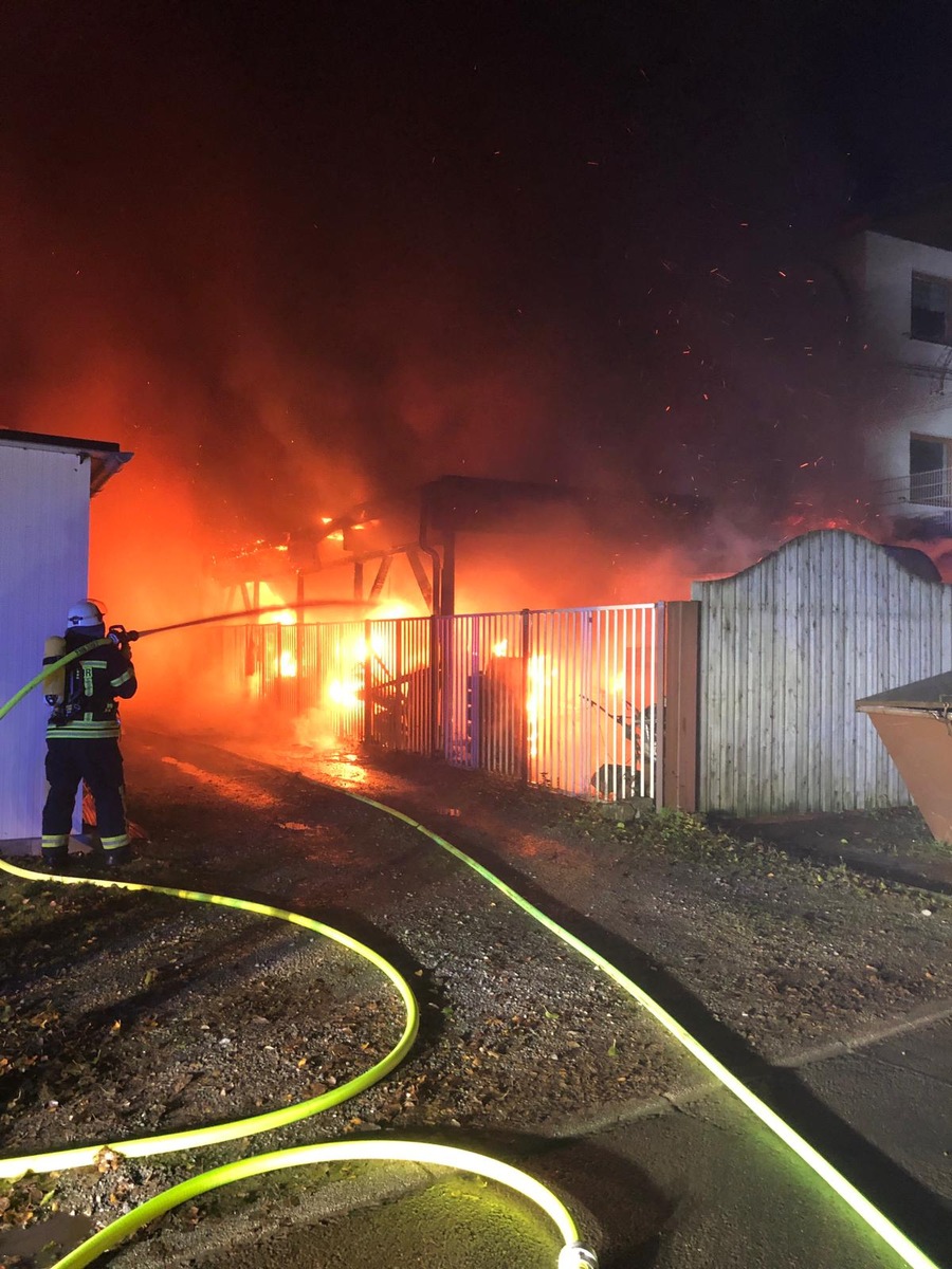 FW-EN: Wetter - Anbau von Gebäude in Vollbrand