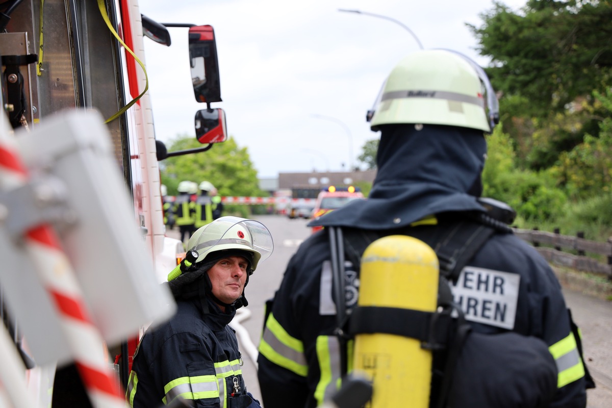 FW Hambühren: Gasleitung bei Erdarbeiten beschädigt / Feuerwehr sichert Gefahrenstelle