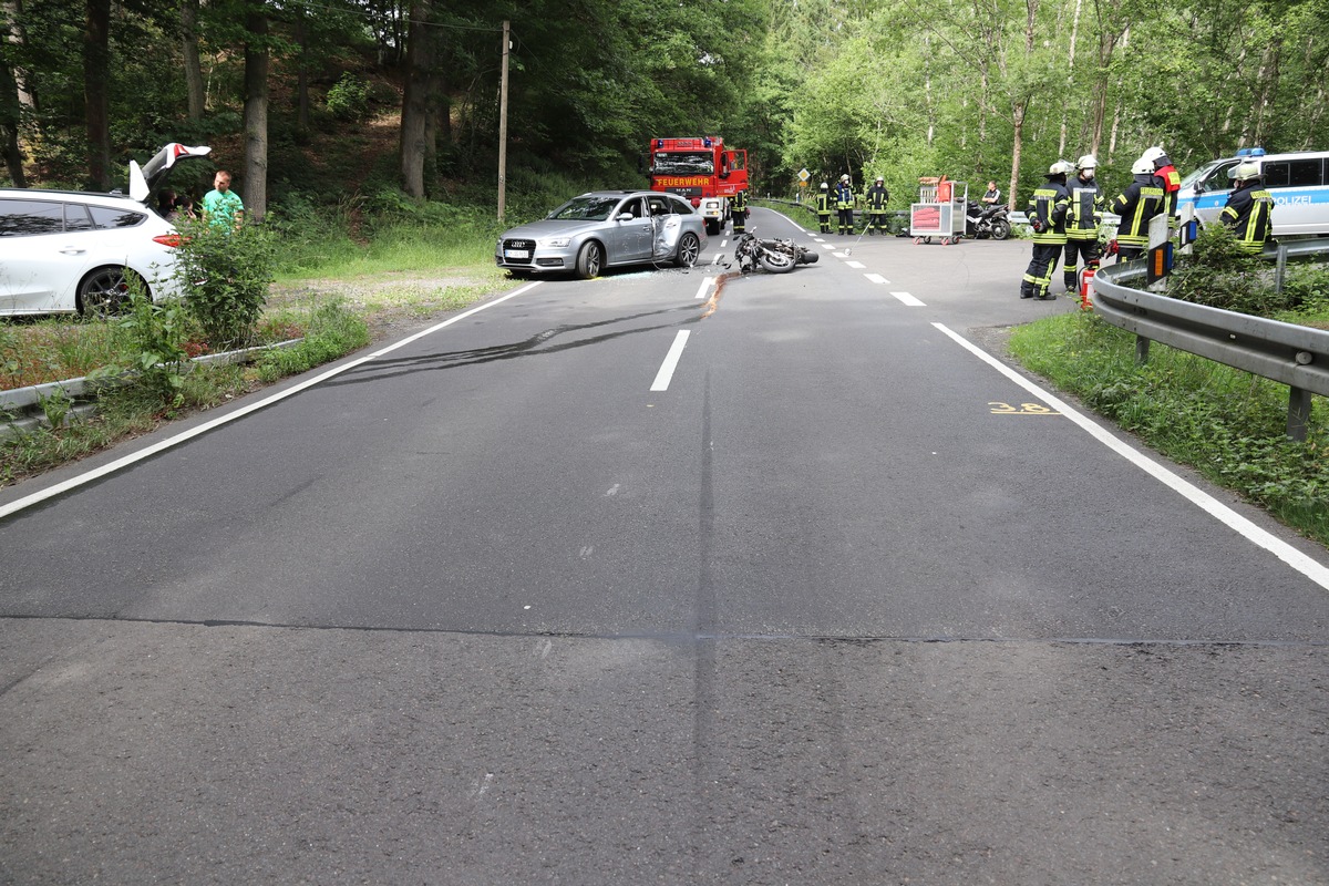 POL-GM: Zusammenstoß zwischen Pkw und Motorrad - Zwei Verletzte