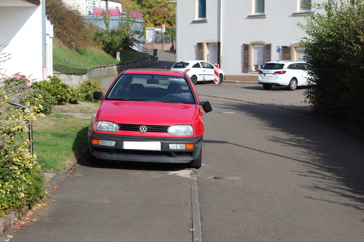 POL-PDKL: Unfallflucht   -   Hinweis auf blaues Fahrzeug