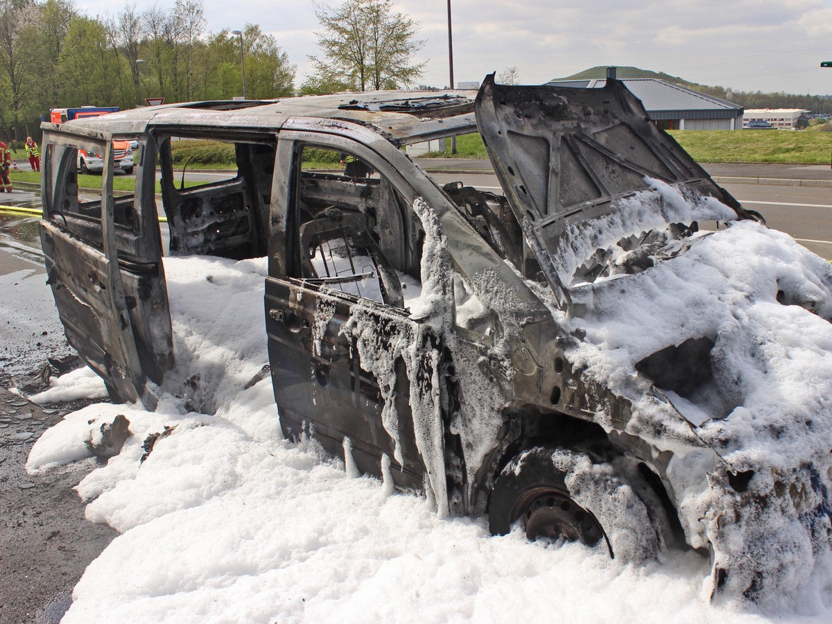 POL-ME: Fahrzeugbrand durch technischen Defekt - Velbert - 2004085