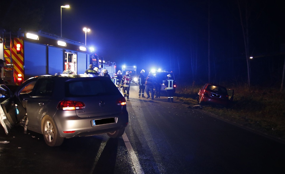 POL-NI: Unfall mit drei Fahrzeugen - drei Verletzte, hoher Sachschaden