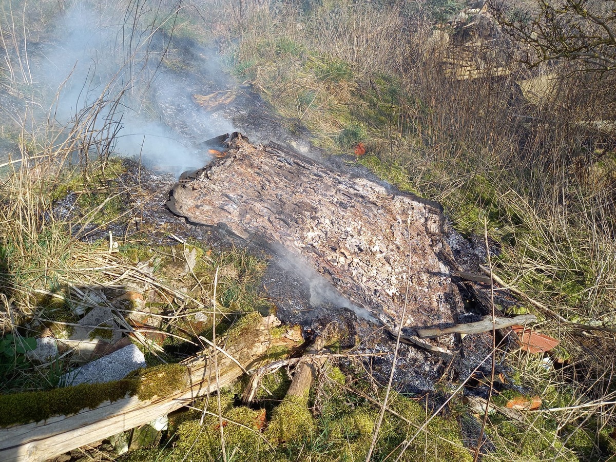 POL-NB: Jäger brennen Teerplatte in der Natur ab