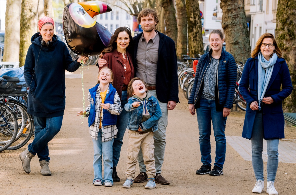 Das Erste / &quot;Endlich Freitag im Ersten&quot;: Letzte Klappe für die Familienkomödie &quot;Ein Wahnsinnstag&quot; (AT) mit Mina Tander und Ulrich Brandhoff in den Hauptrollen