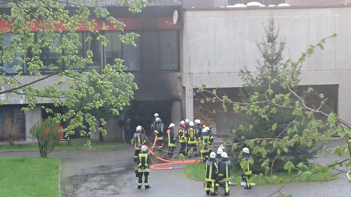 FW-BO: Feuer in einer Garage eines Schwimmbadkomplexes