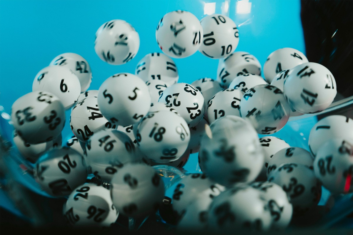 Treffer im zweiten Rang: rund 1,3 Millionen gehen nach NRW / LOTTO 6aus49-Jackpot steigt weiter