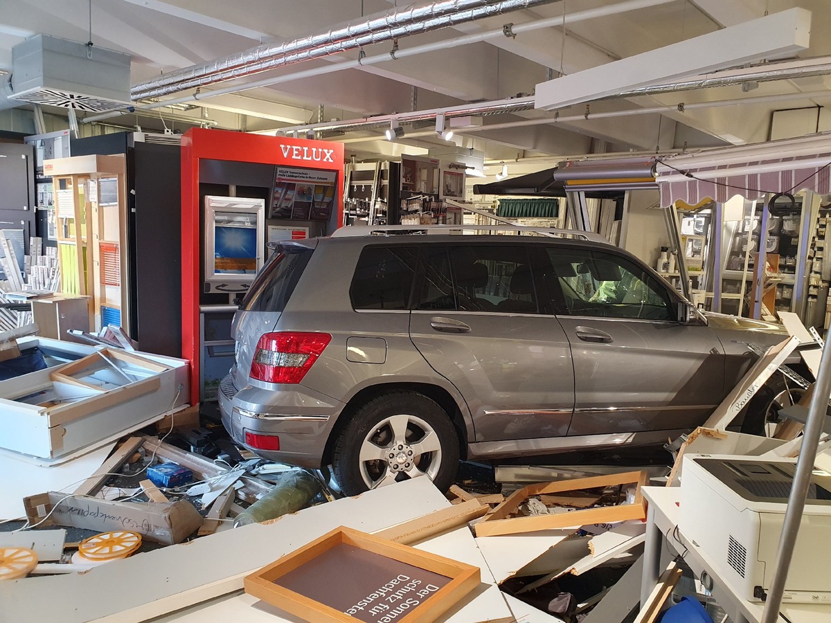 POL-HM: 83-Jähriger fährt in Fachmarkt. Verkehrsunfall verursacht hohen Sachschaden