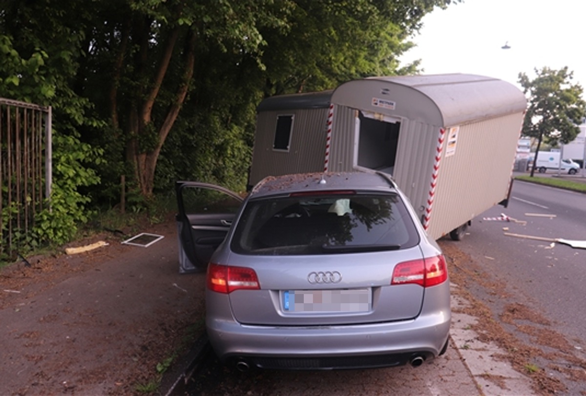 POL-ME: Sekundenschlaf: Hoher Sachschaden nach Verkehrsunfall - Langenfeld - 2405004