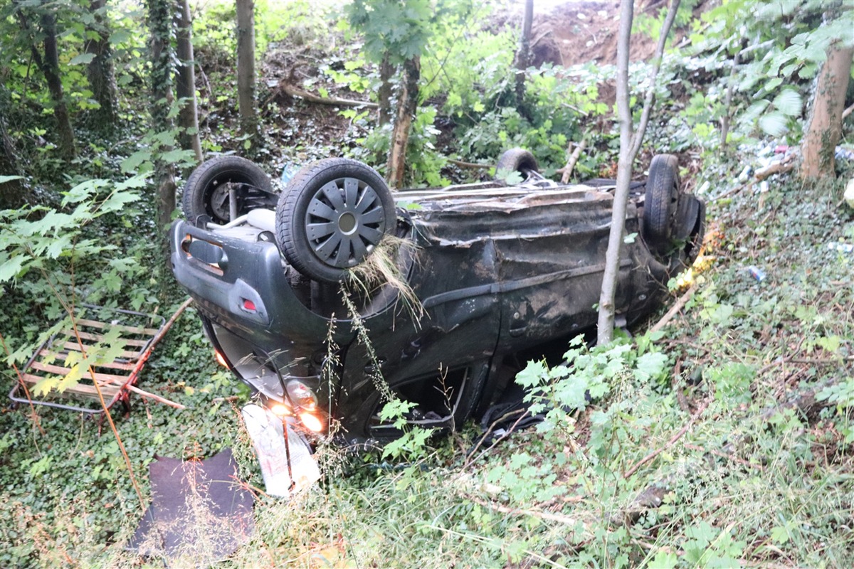 POL-HF: Citröen schleudert Waldabhang hinunter- Kontrolle im Kurvenbereich verloren