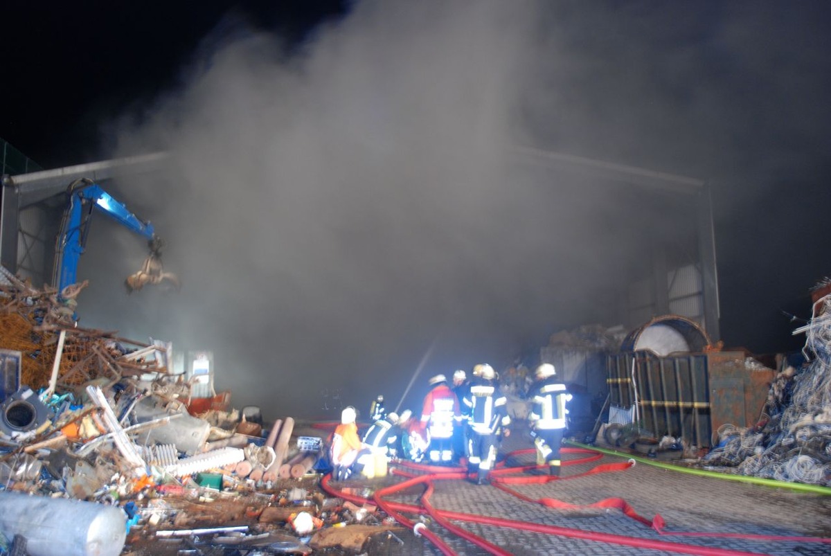 POL-NI: Selbstentzündung ist Ursache beim Brand einer Lagerhalle eines Entsorgungsbetriebes -Bild im Download-