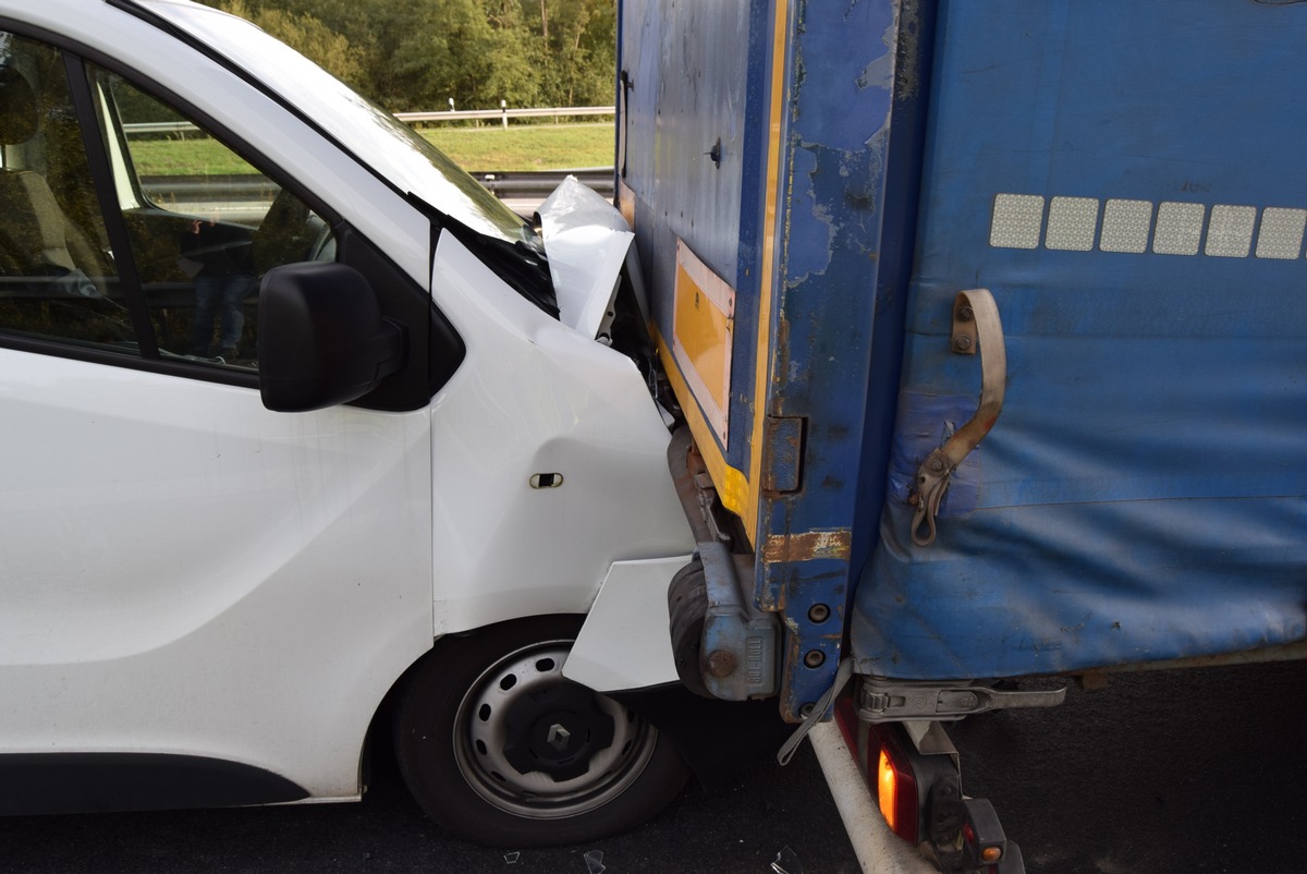 POL-PDKL: A6/Bruchmühlbach-Miesau, Ein Verletzter und hoher Sachschaden nach Auffahrunfall