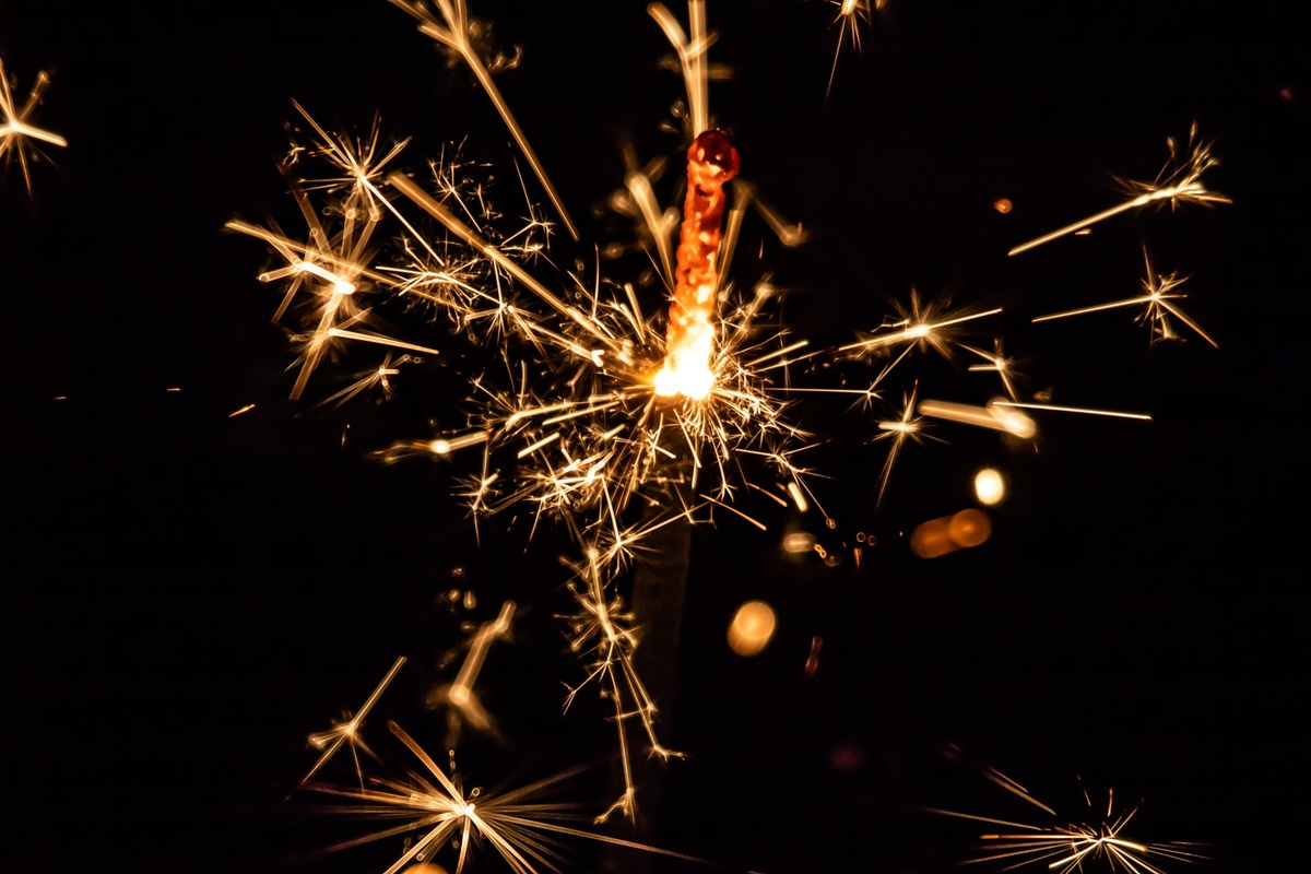 Sicher ins neue Jahr: Welche Versicherungen am Silvesterabend schützen