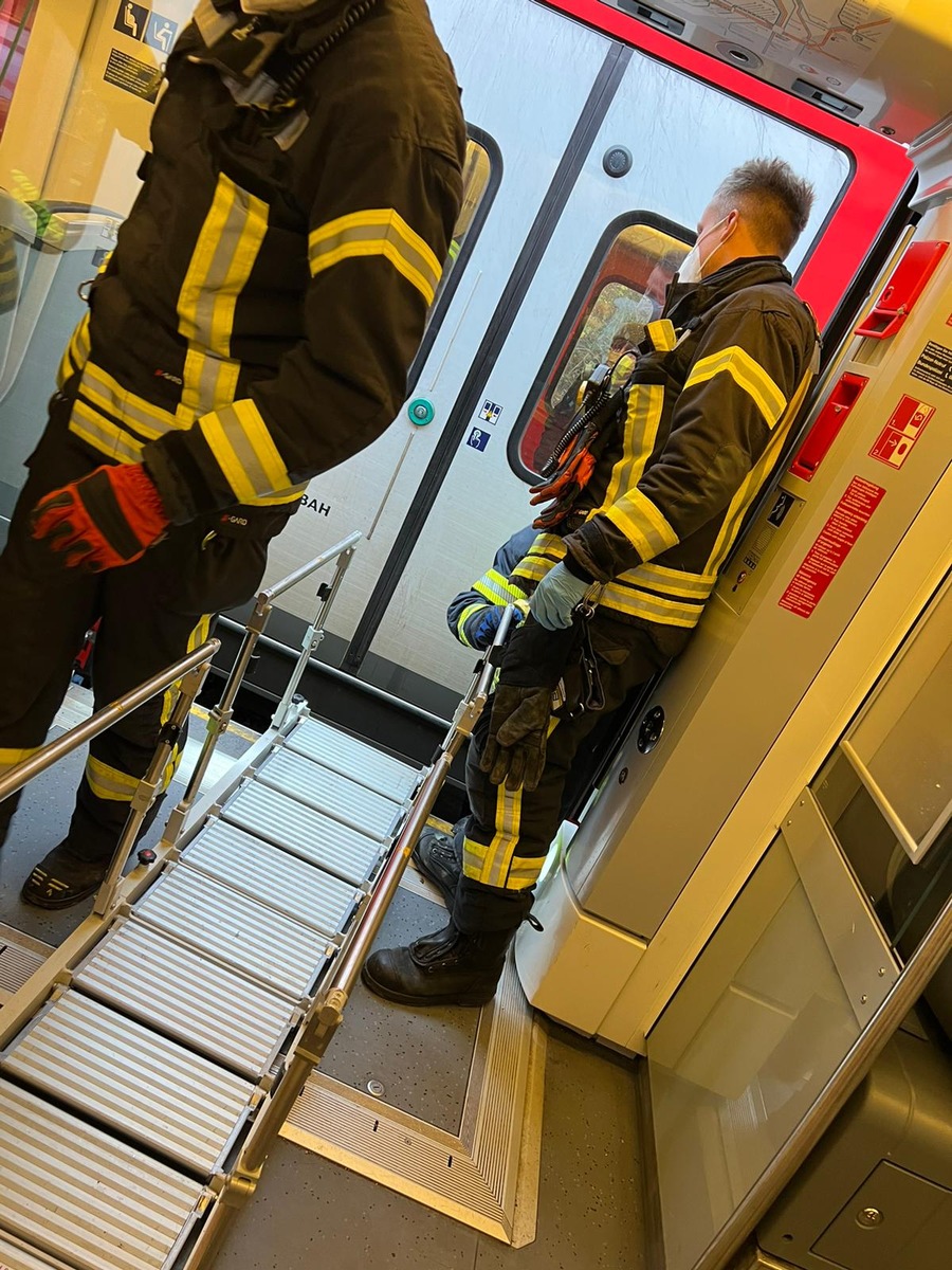 FW-NE: Hilfeleistung auf der S-Bahnstrecke zwischen Neuss und Düsseldorf | 50 Personen betroffen