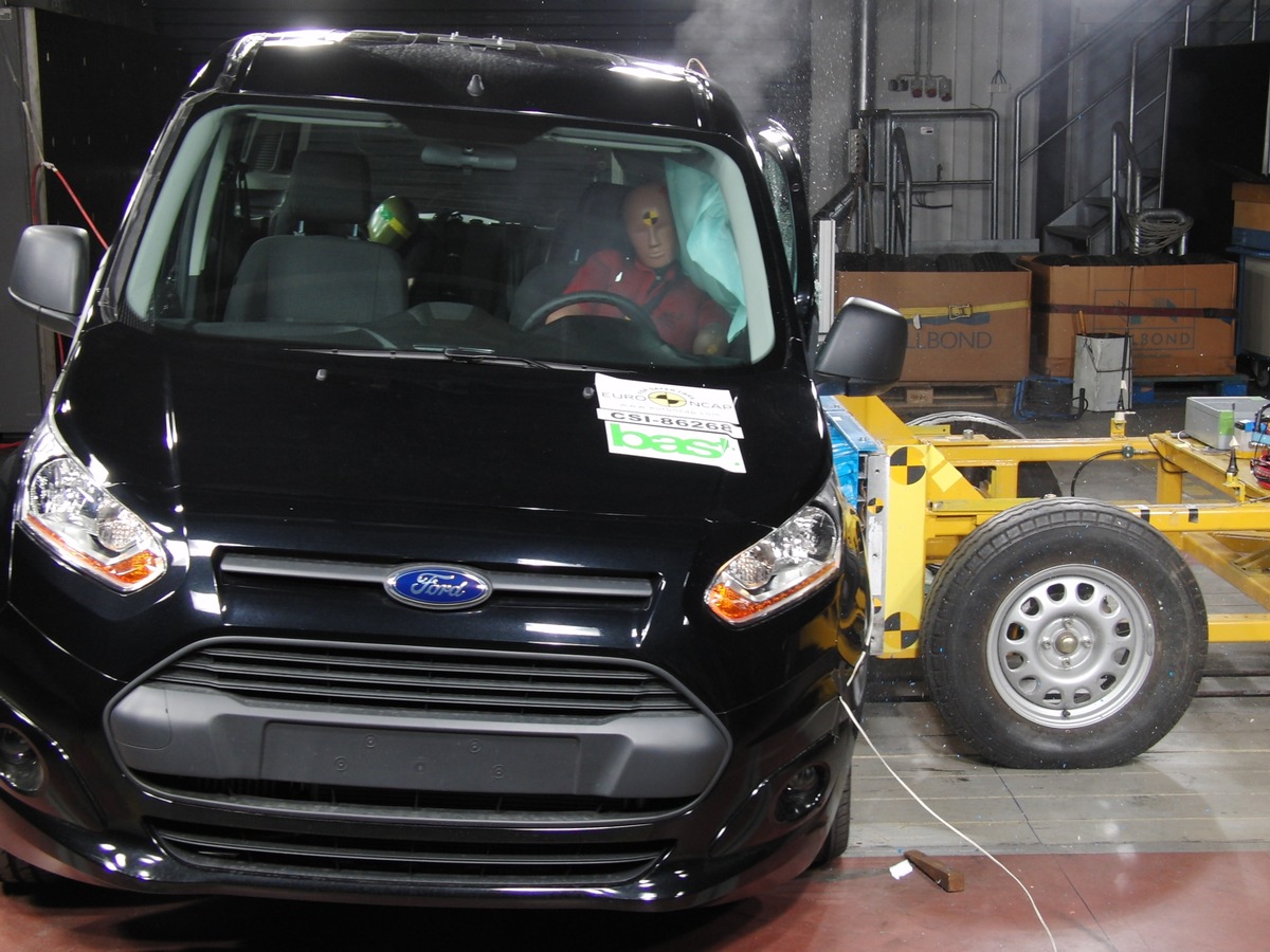 Euro NCAP-Crashtest: Neuer Ford Tourneo Connect erhielt fünf Sterne - als erster Personentransporter seines Segments (FOTO)