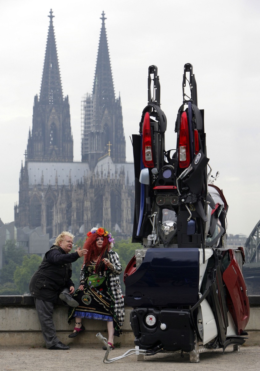 HA Schult: &quot;Autodom&quot; aus Fahrzeugteilen von Ford Fiesta und Ford Fusion baut eine Brücke von Köln nach New York