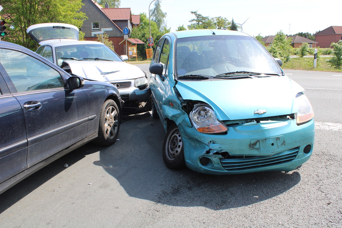 POL-MI: Drei Autos kollidieren im Kreuzungsbereich