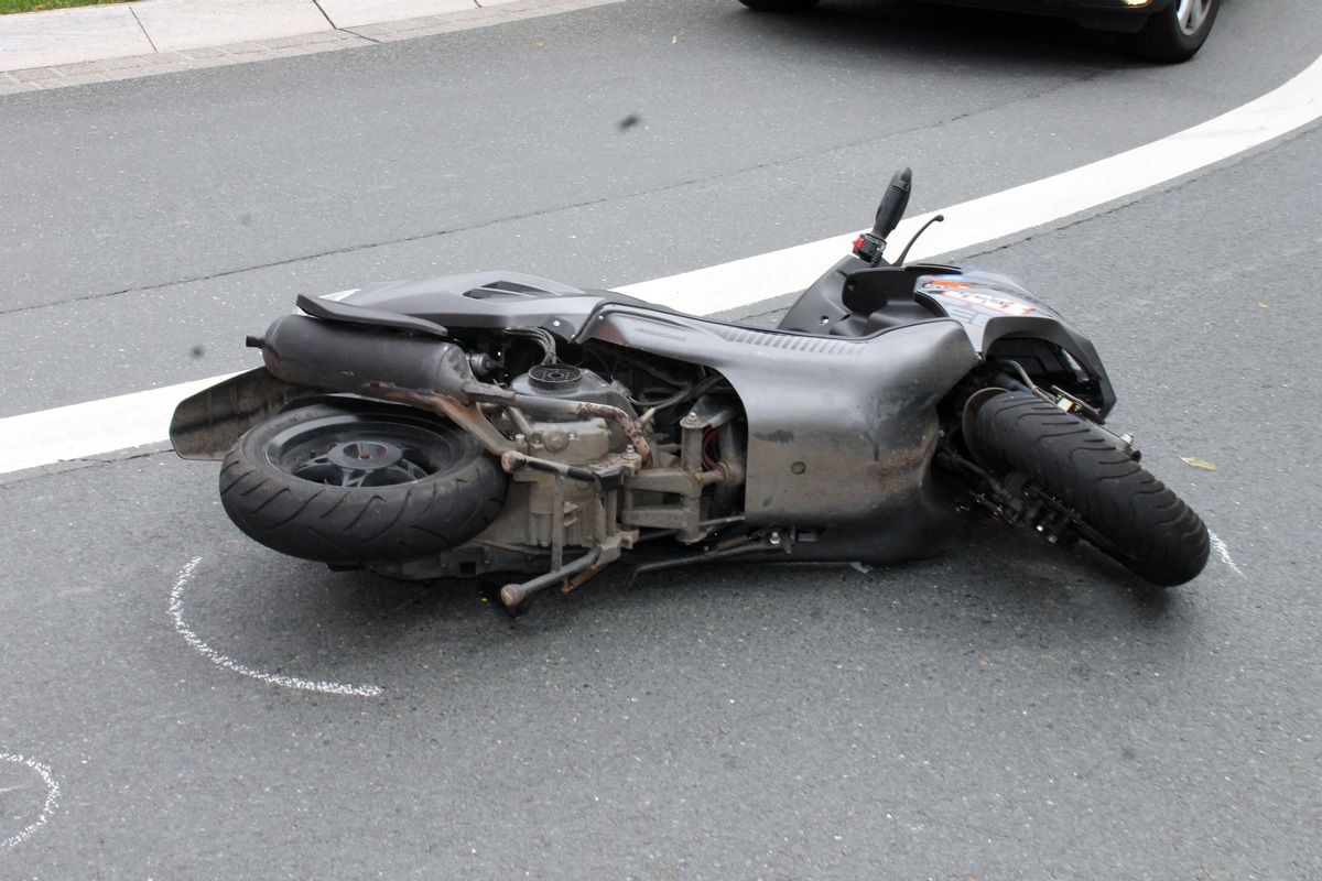 POL-OE: Rollerfahrerin bei Verkehrsunfall verletzt