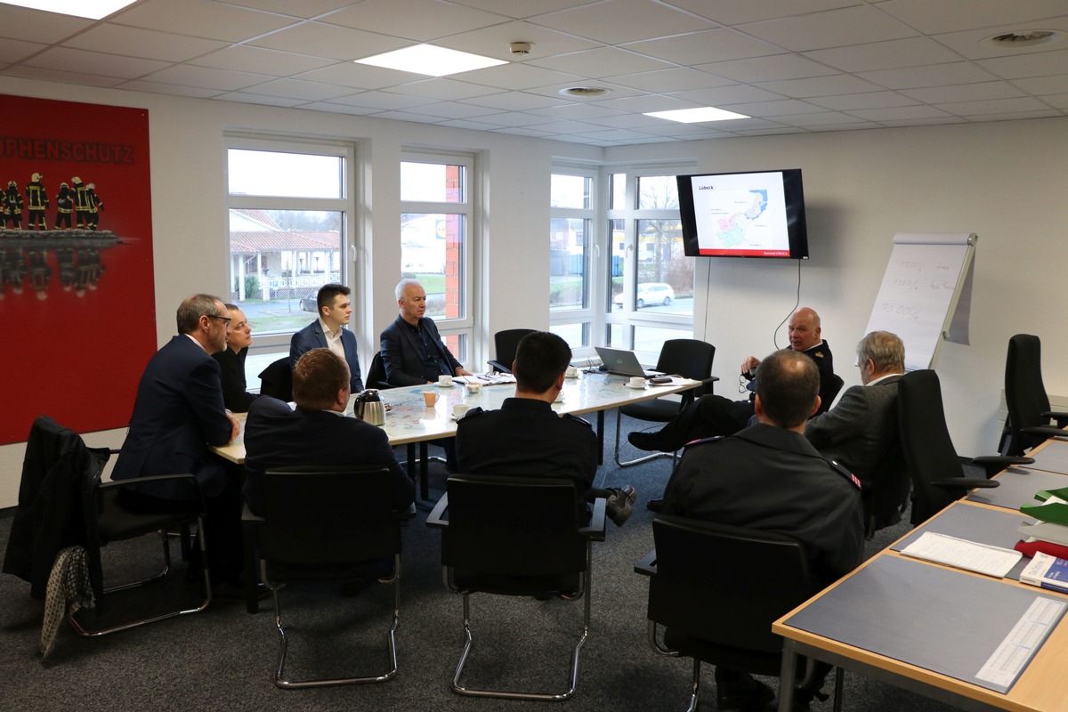 FW-HL: Serbische Delegation besucht Feuerwehr der Hansestadt Lübeck / Reges Interesse an Abläufen in Integrierter Leitstelle für Feuerwehr und Rettungsdienst