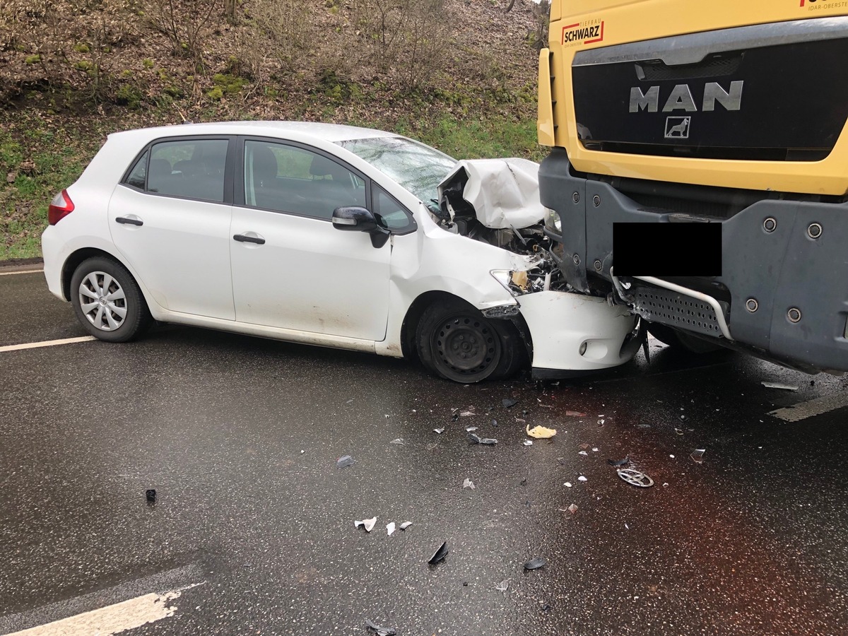 POL-PDTR: Zwei Leichtverletzte nach Verkehrsunfall mit Flucht