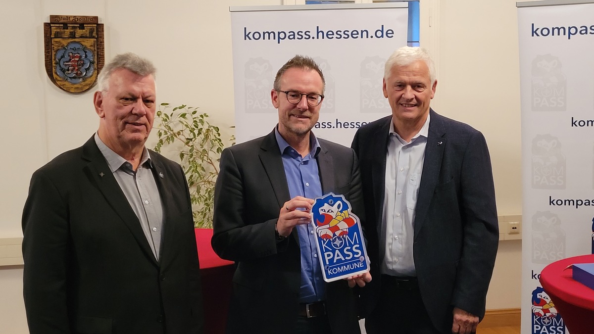 POL-ESW: &gt;&gt;Stadt Sontra wird Teilnehmer im KOMPASS-Sicherheitsprogramm des Landes Hessen; Polizeipräsident Konrad Stelzenbach überreicht Starter-Set an Bürgermeister Thomas Eckhardt