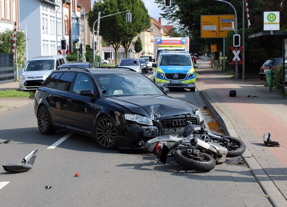 POL-MI: Autofahrer kollidiert mit Krad