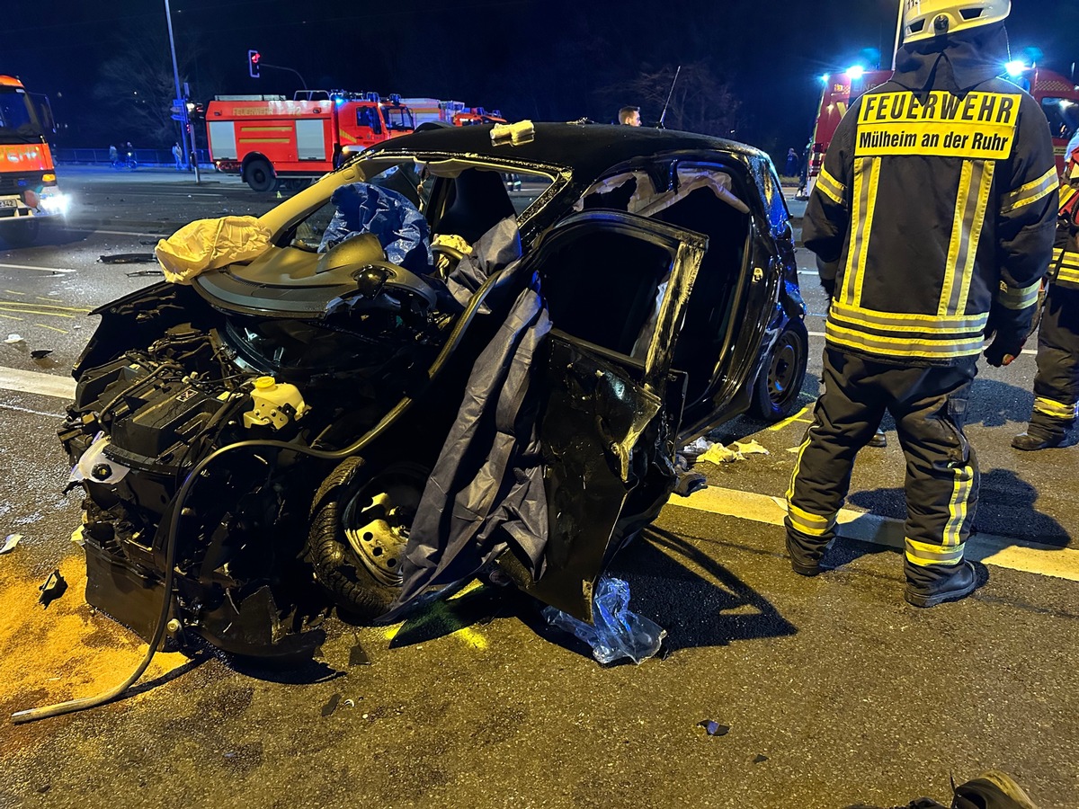 FW-MH: Schwerer Verkehrsunfall in Mülheim an der Ruhr - 5 Personen verletzt