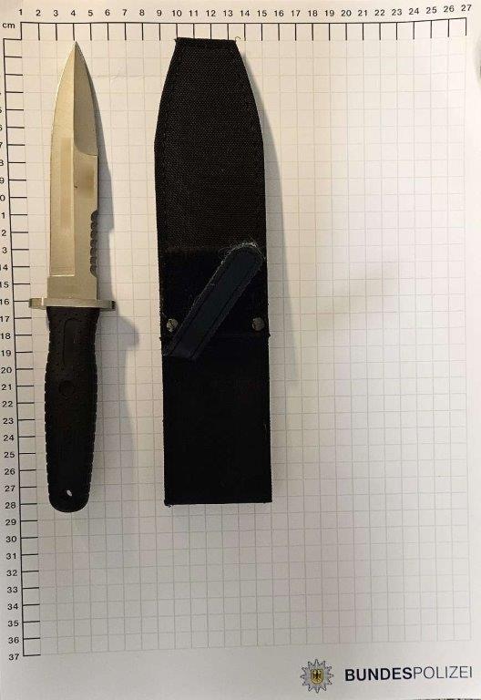 BPOL NRW: Bundespolizisten stellen &quot;Tactical Knife&quot; bei 54-Jährigem sicher