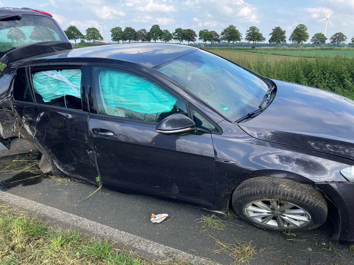 POL-KLE: Issum - VW Golf bei Verkehrsunfall schwer beschädigt / Die Polizei sucht Zeugen