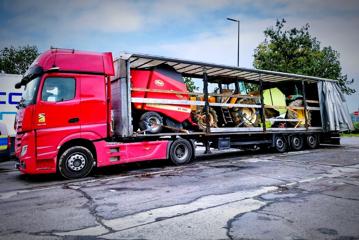 POL-GI: A5 bei Grünberg: Traktorfront ragt von Ladefläche - Autobahnpolizei stoppt gefährlichen Transport