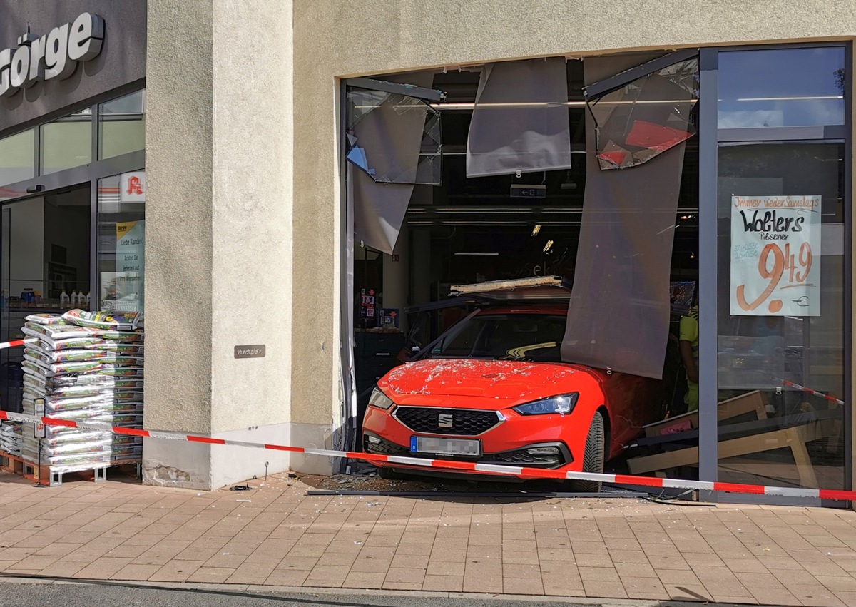 POL-BS: Verkehrsunfall endete im Kassenbereich eines Supermarkts