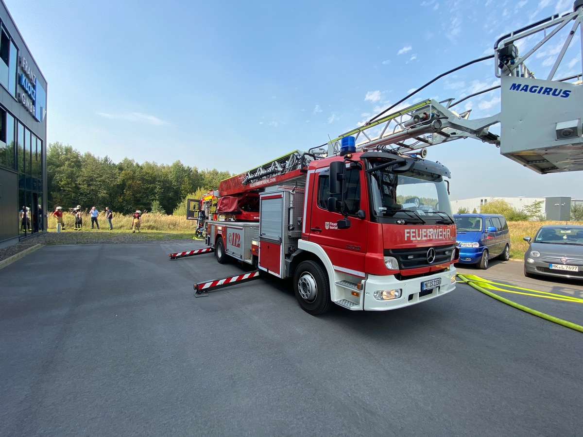 FW Menden: Brand in Industriebetrieb sorgt für Großeinsatz