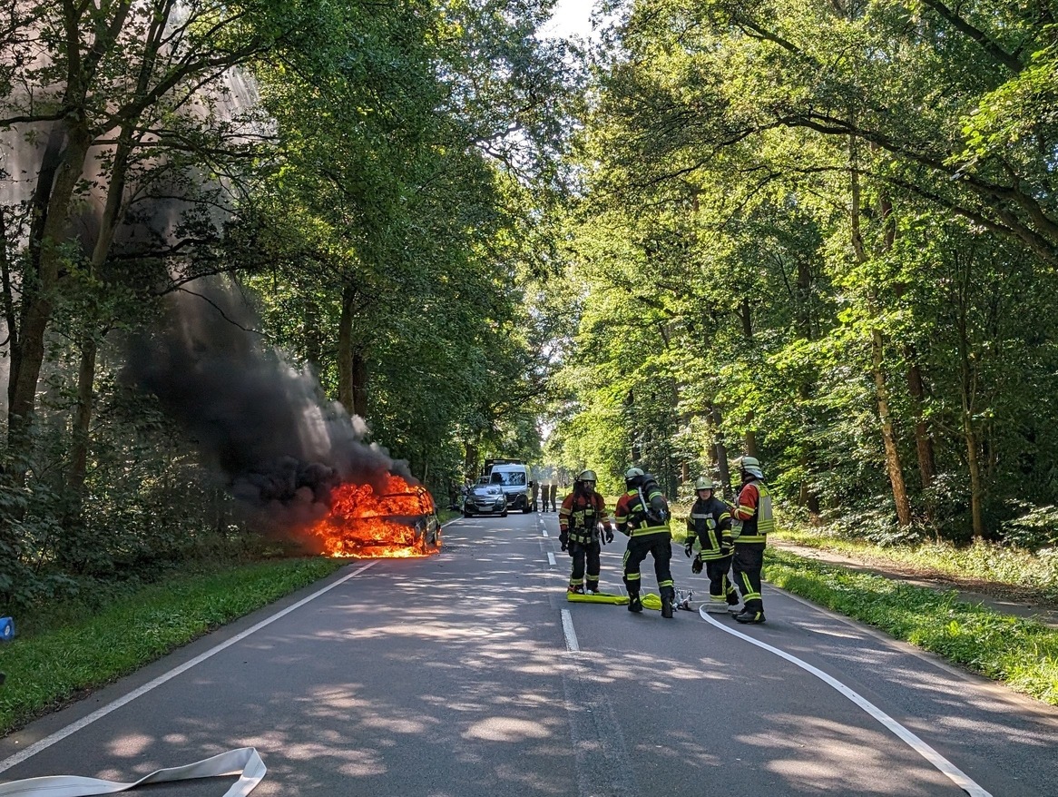 FW-ROW: Brennender PKW am Vormittag