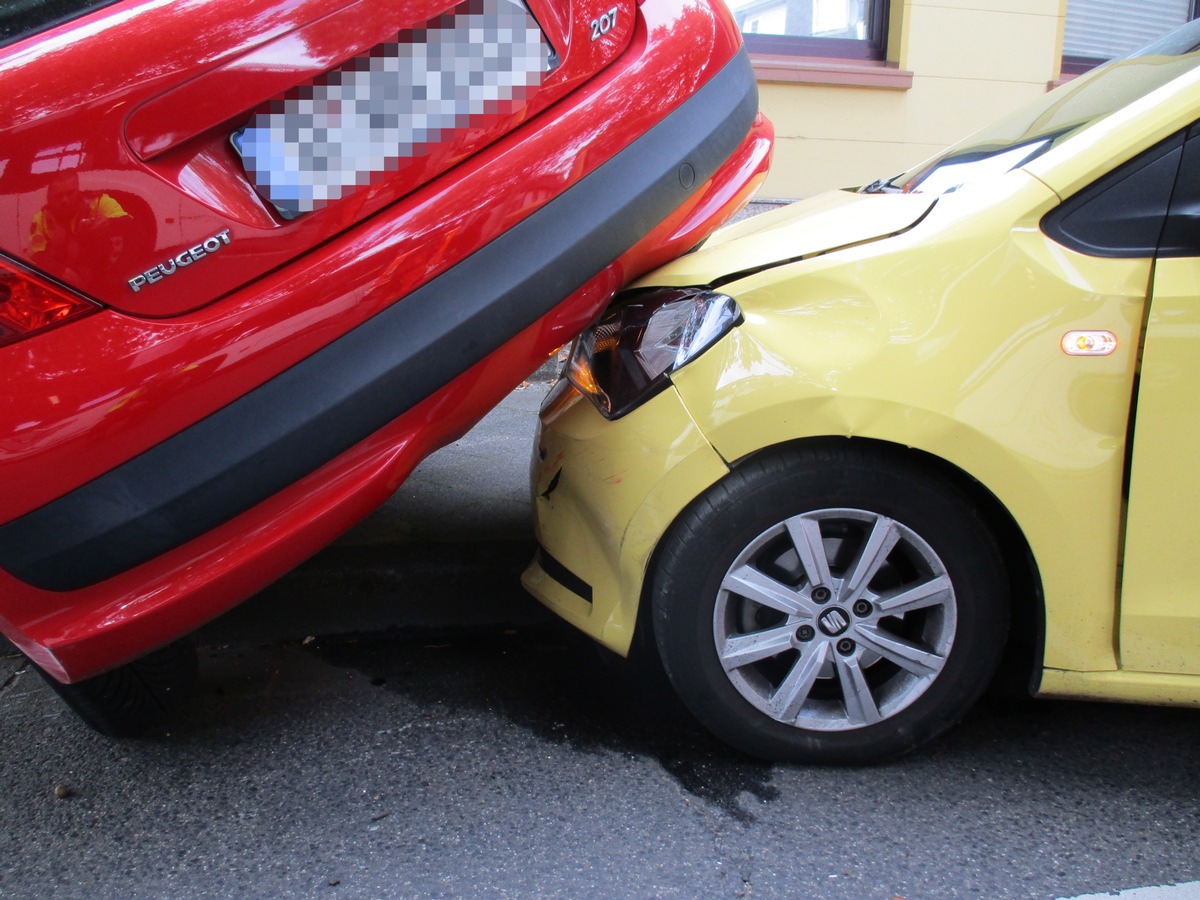 POL-ME: Sechs Verletzte nach Verkehrsunfall - hoher Sachschaden - Hilden - 2210069